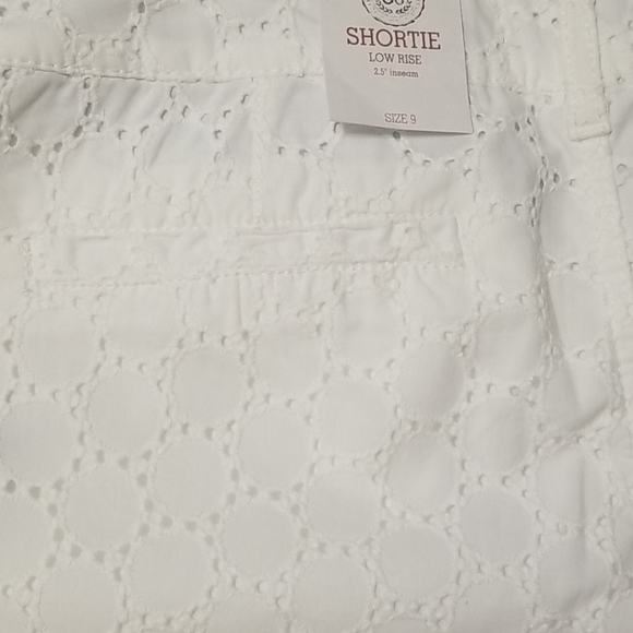 White circle pattern shorts - Picture 3 of 3